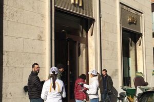 McDonald's у площади Cвятого Петра принял решение выдавать бездомным двойной чизбургер, нарезанное яблоко и бутылку воды