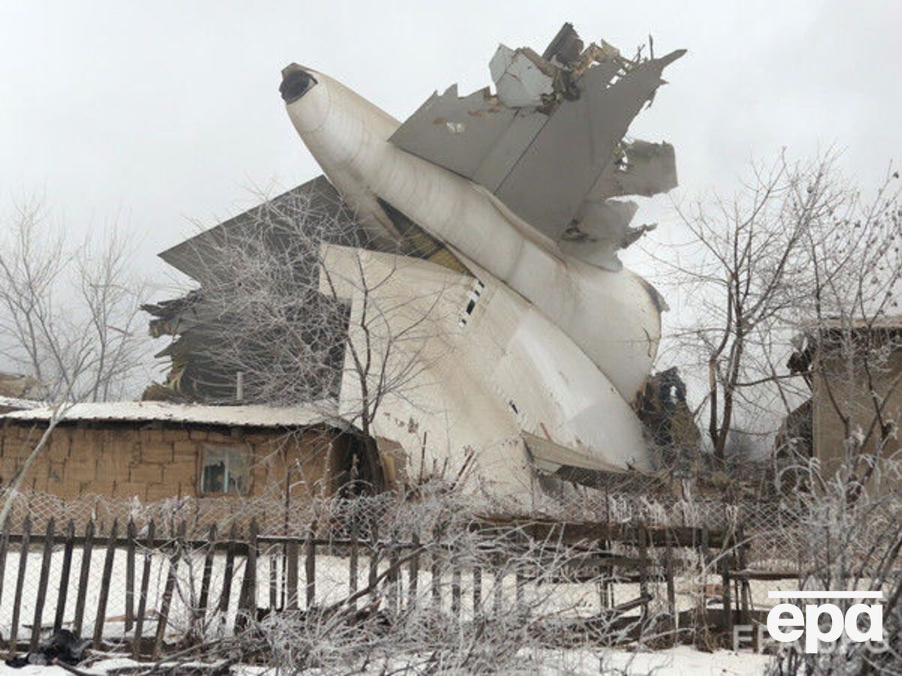 Самолет упал на дачный поселок под Бишкеком 16 января