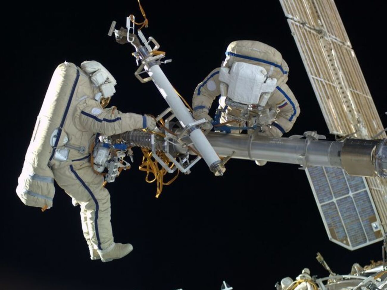 В скафандрах нового поколения в космос планировали выйти два российских космонавта