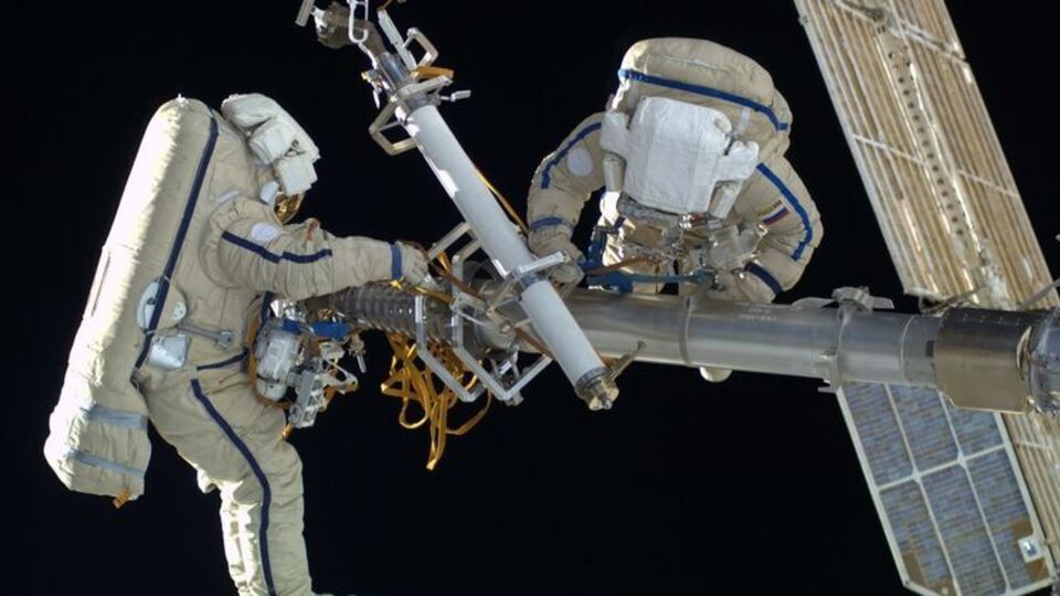 В скафандрах нового поколения в космос планировали выйти два российских космонавта