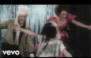 Sia в новом клипе показала девочку-актрису в роли себя