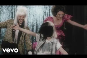 Sia в новом клипе показала девочку-актрису в роли себя