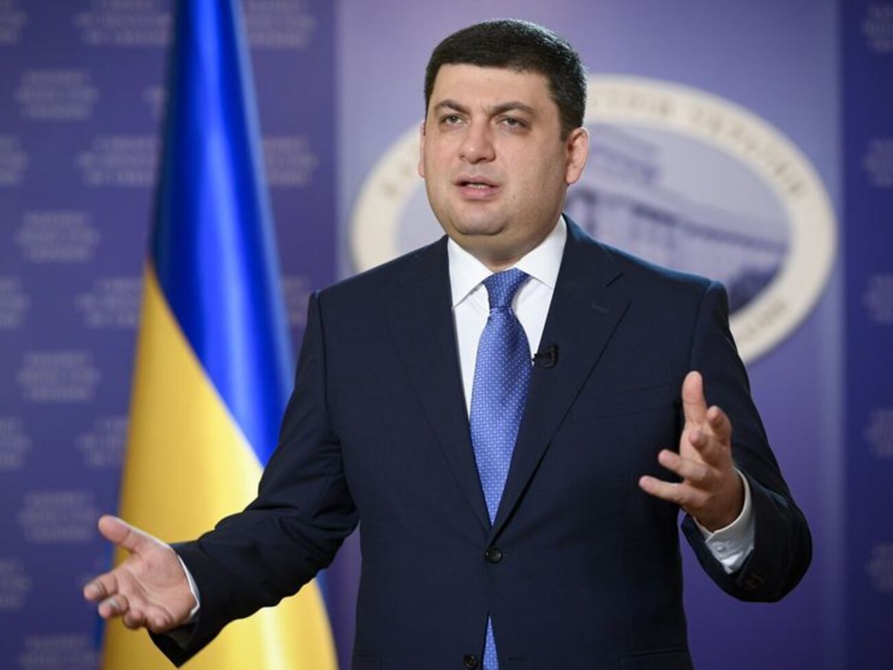 Гройсман заверил, что курсовые колебания не связаны с решением поднять вдвое минимальную зарплату