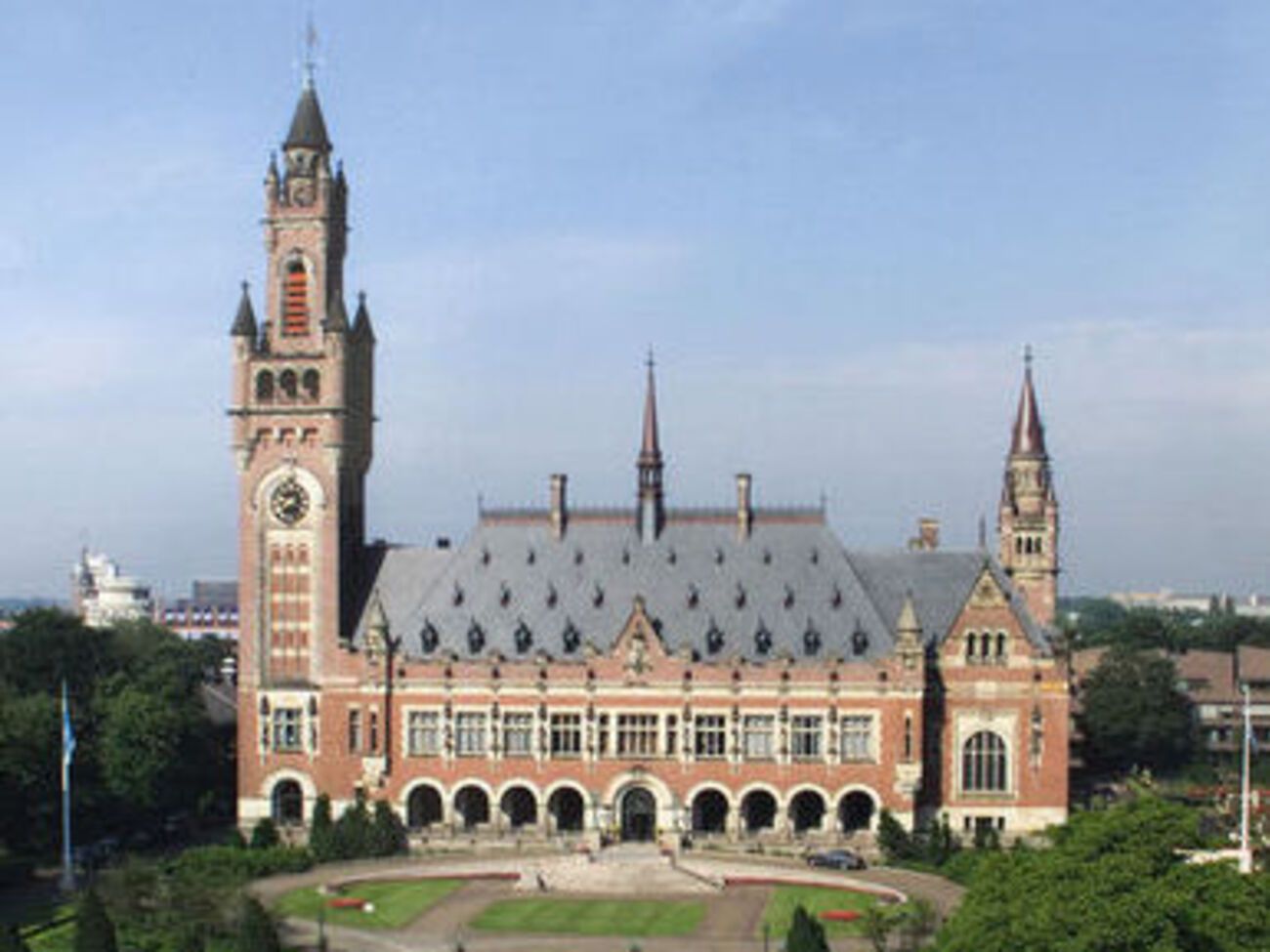 Международный суд Гааги просят начать преследование четырех высокопоставленных руководителей России