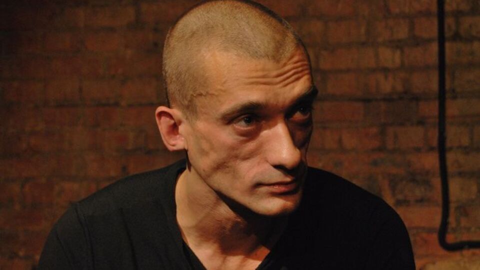 В полиции заявили, что против Павленского открыто уголовное дело по подозрению в избиении актера "Театра.doc"
