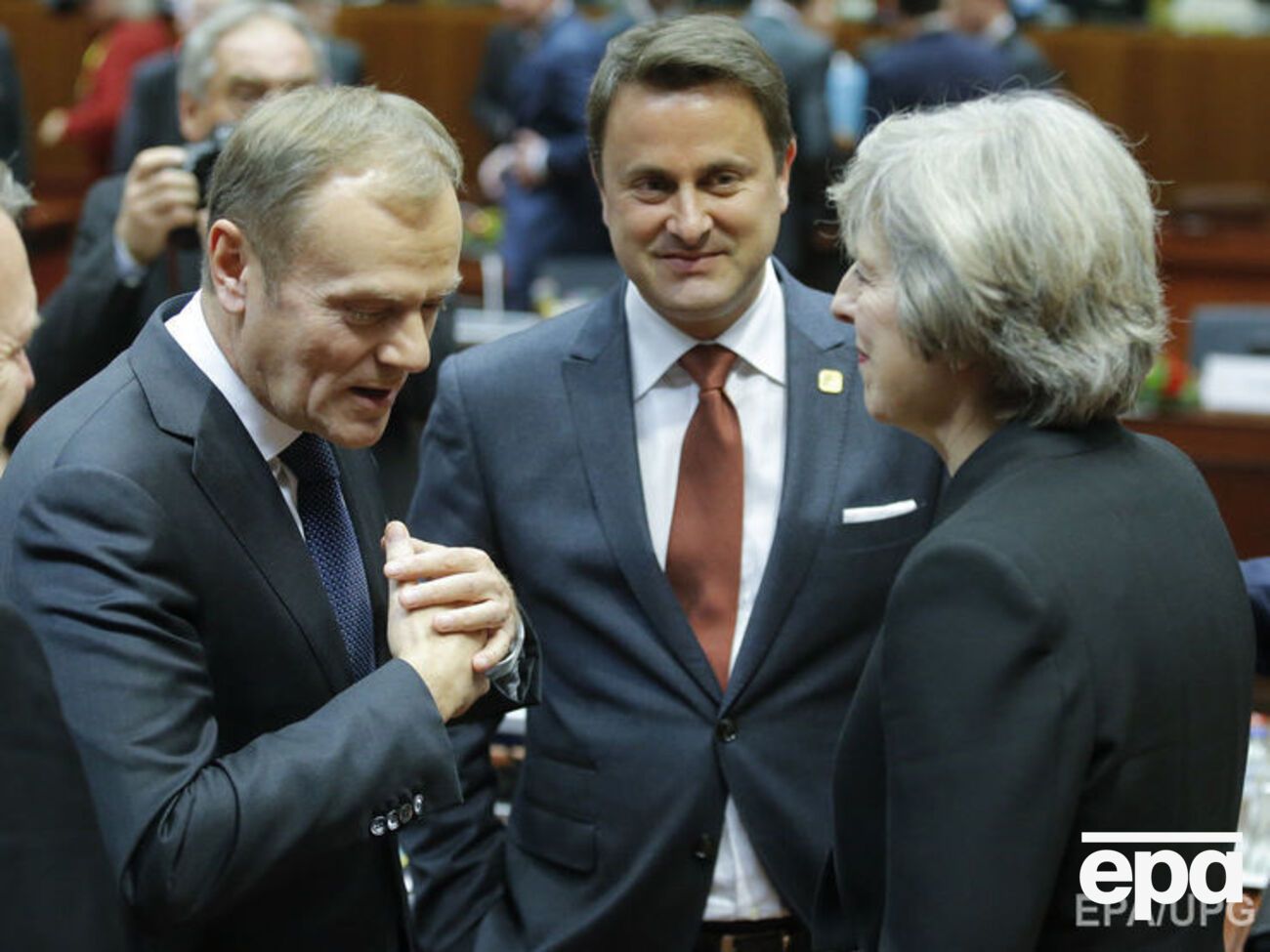 Туск (на фото слева) назвал предложения Мэй (на фото справа) "реалистичными"