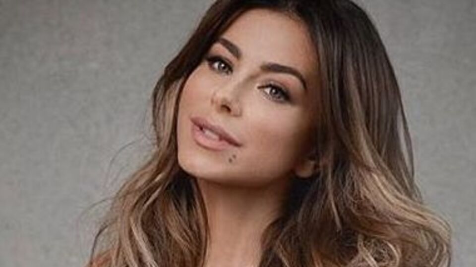 Ани Лорак продемонстрировала полуобнаженное тело