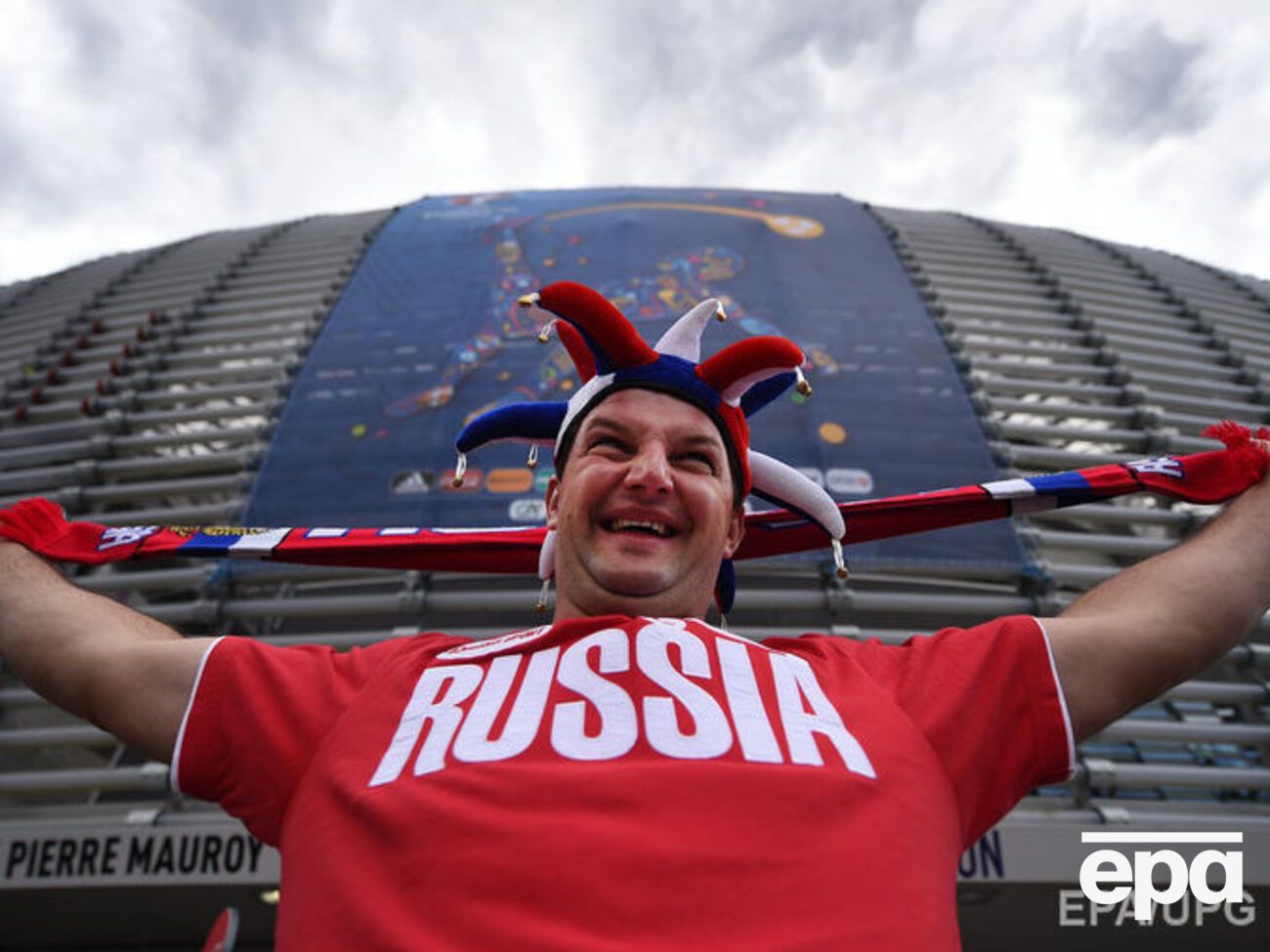 Двое из трех российских болельщиков, осужденных во Франции, вернулись в Москву