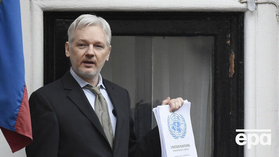 Джулиан Ассанж живет на территории посольства Эквадора в Лондоне