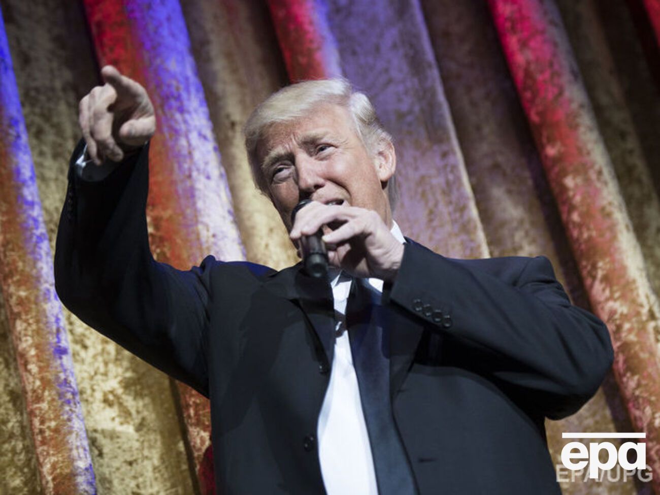 Глава инаугурационного комитета заявил, что во время церемонии Трампа не будут окружать знаменитости, поскольку "величайшая знаменитость в мире" и так будет на сцене