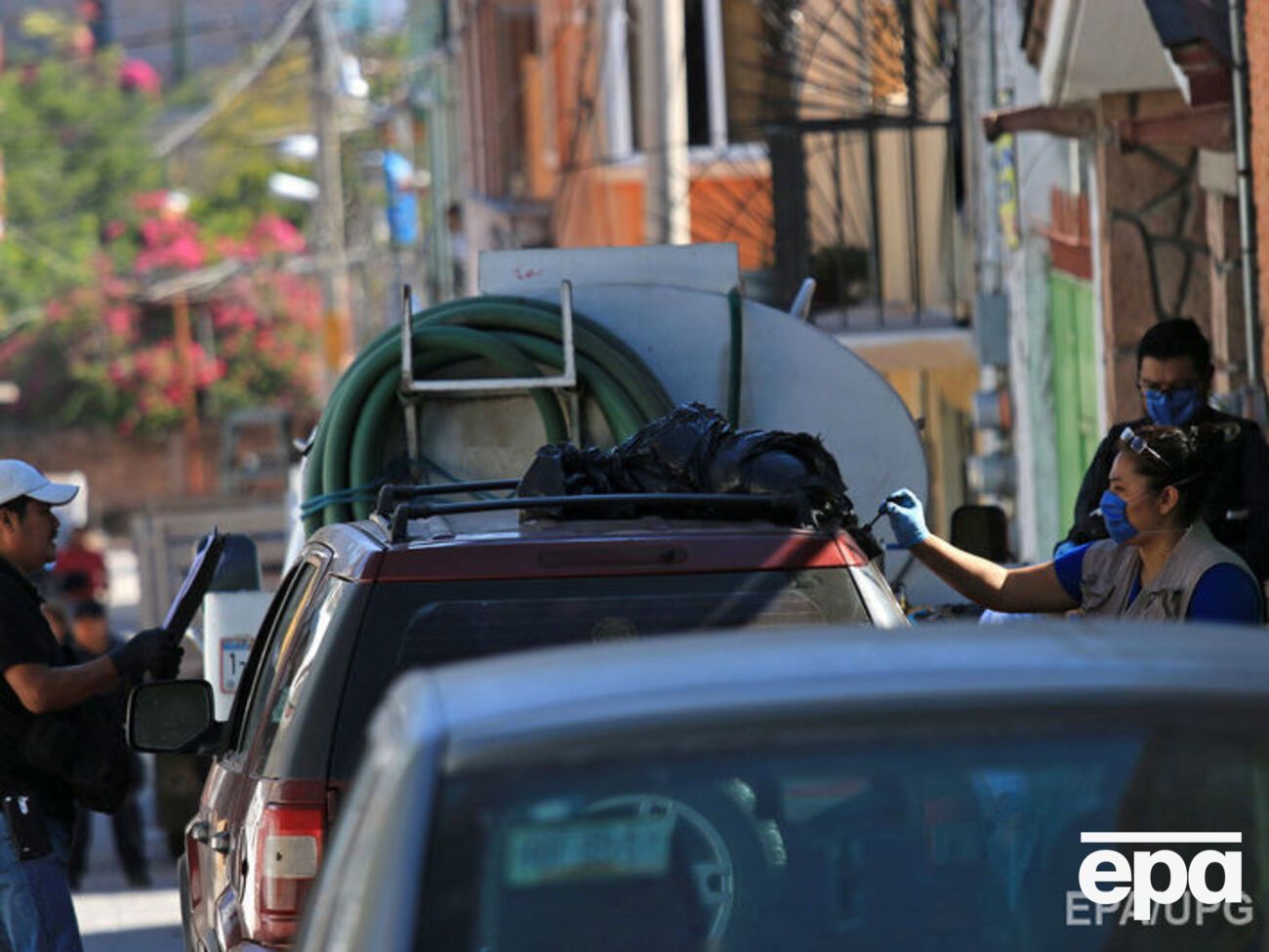 Обезглавленные тела были найдены в автомобиле