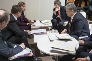 Порошенко в Давосе пообщался с Могерини и Домбровскисом