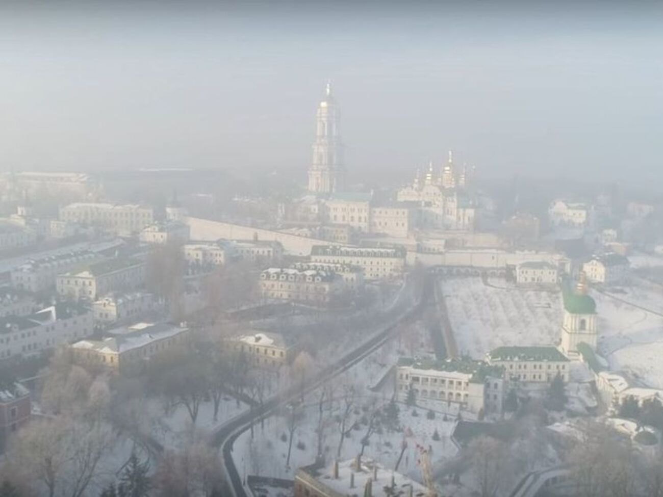 Киево-Печерская лавра в туманную погоду