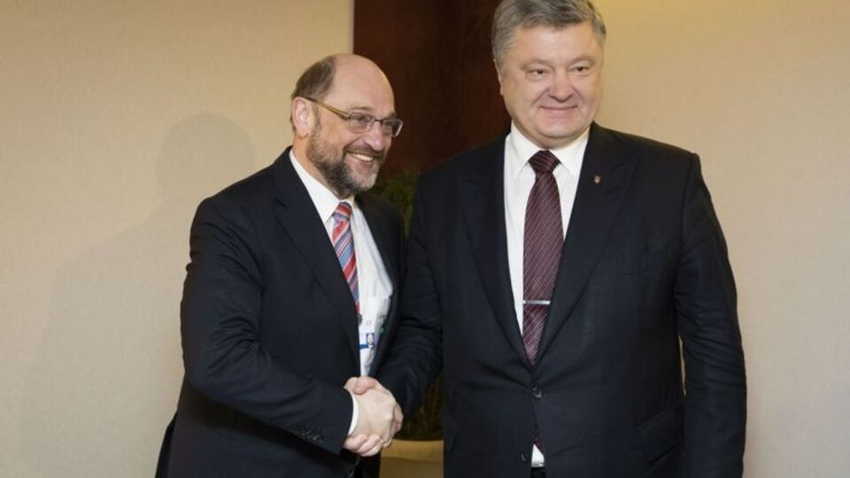 Порошенко поблагодарил Шульца за поддержку Украины