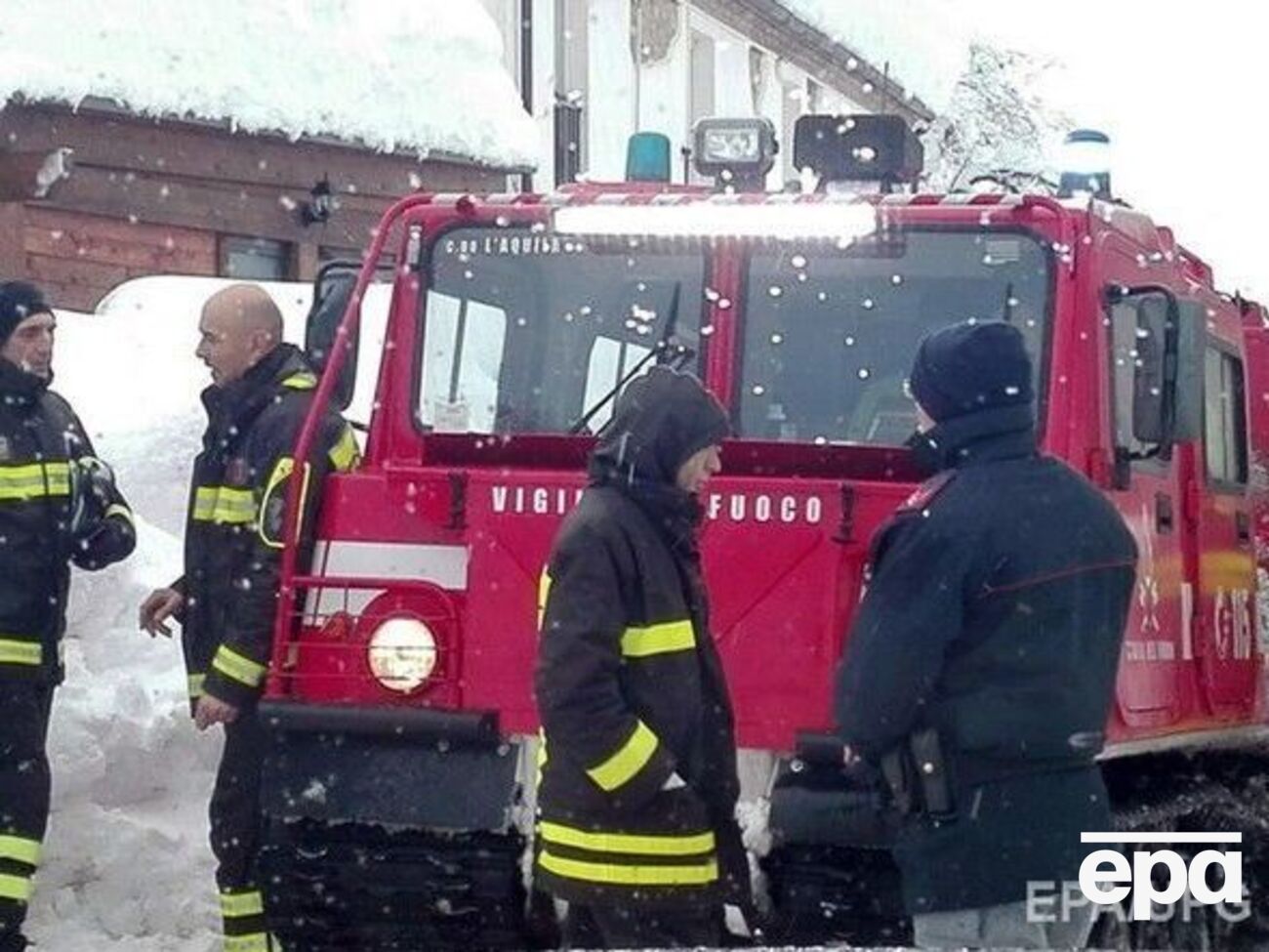 В районе схода лавины на отель продолжается спасательная операция