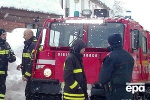 В районе схода лавины на отель продолжается спасательная операция