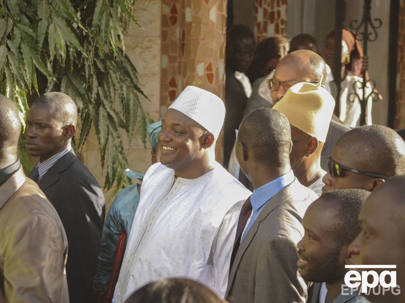 Барроу (в белом костюме) принес присягу президента Гамбии, находясь в Сенегале