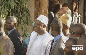 Барроу (в белом костюме) принес присягу президента Гамбии, находясь в Сенегале