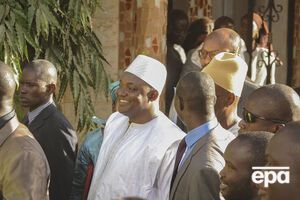 Барроу (в белом костюме) принес присягу президента Гамбии, находясь в Сенегале