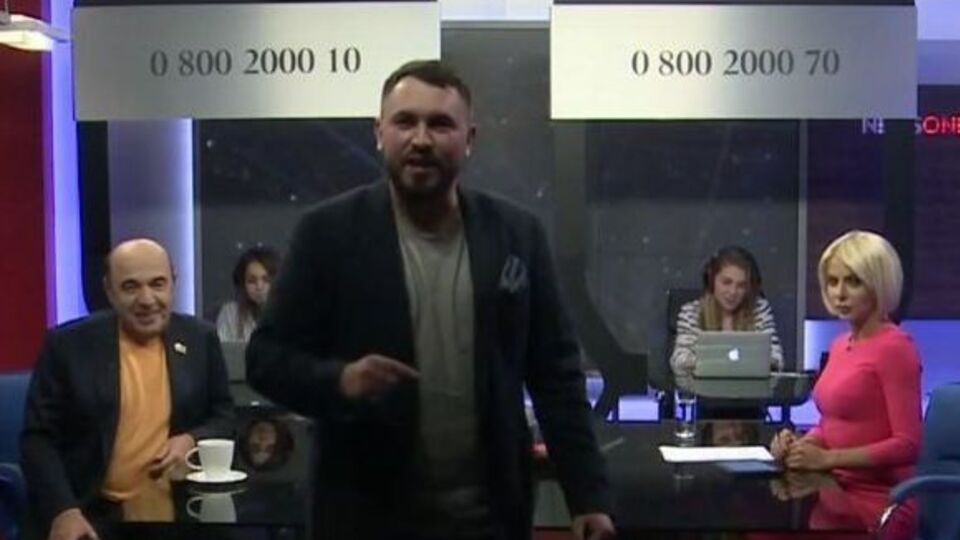 Рабинович (на фото слева) пожертвовал минуту своего эфирного времени для того, чтобы Лозовой сказал заключительное слово