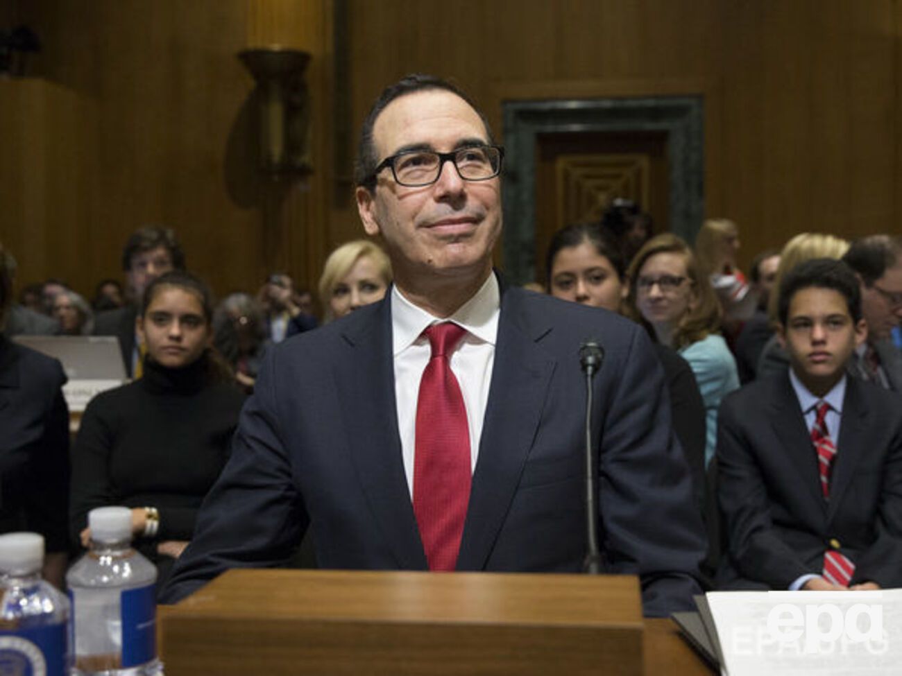 На вопрос, поддерживает ли он санкции, Стивен Мнучин ответил, что "на 100% да"