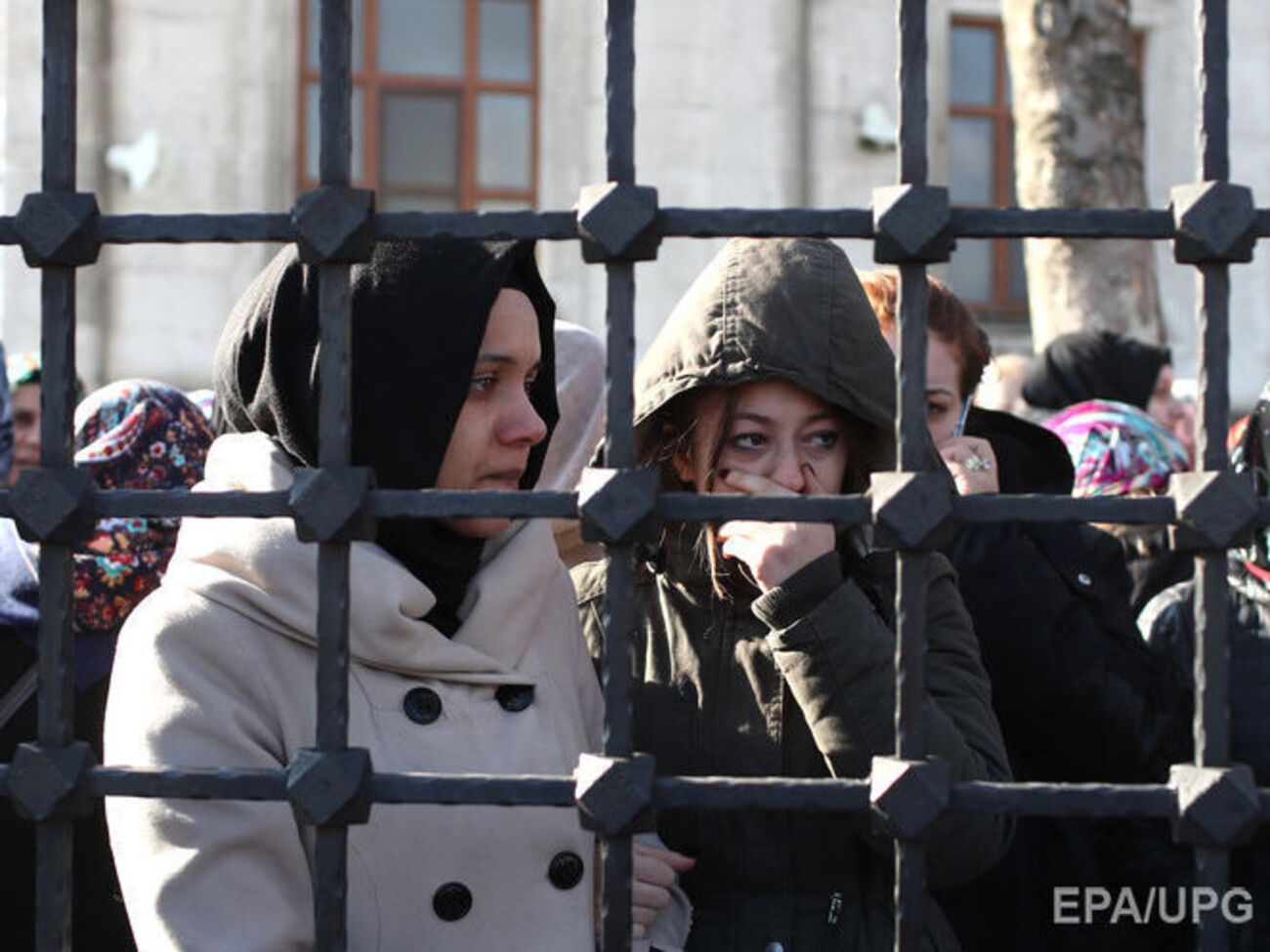 В Стамбуле похоронили 19-летнюю девушку, погибшую в теракте в ночном клубе. Фоторепортаж