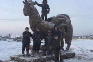 Вылепить петуха из навоза Михаилу Боппосову помогали братья