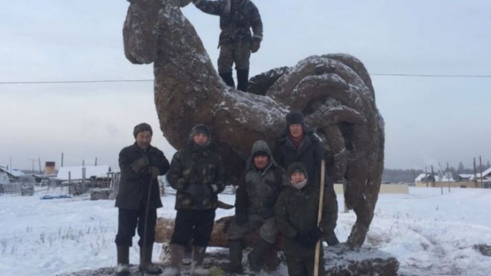 Вылепить петуха из навоза Михаилу Боппосову помогали братья