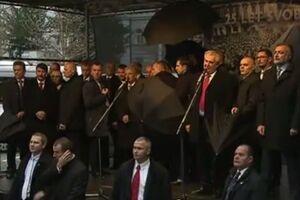 Земана забросали яйцами 17 ноября 2014 года в Праге