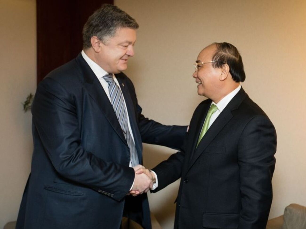 Порошенко и Нгуен Суан Фук договорились активизировать политический диалог между странами