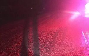 Драже Skittles выпали из грузовой платформы автомобиля