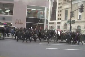Полиция вступила в столкновение с протестующими