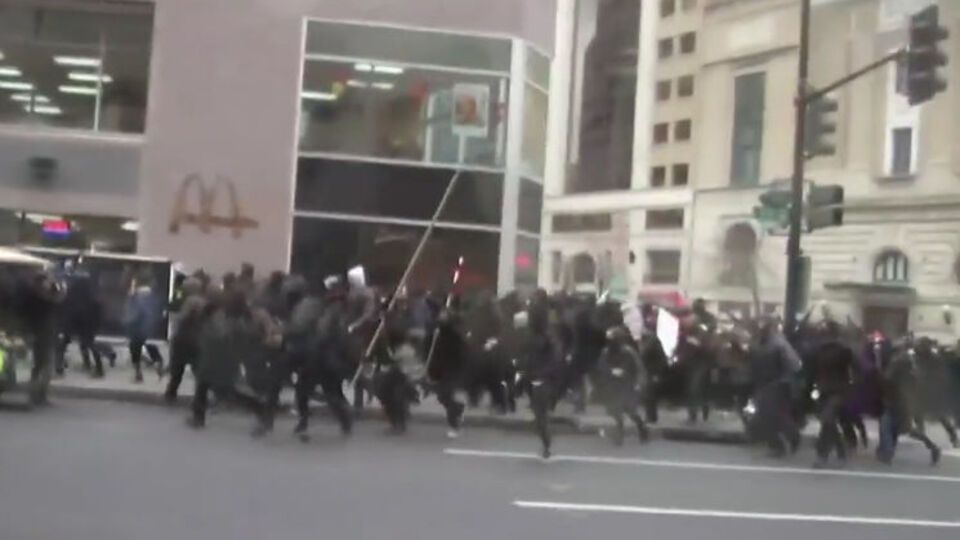 Полиция вступила в столкновение с протестующими