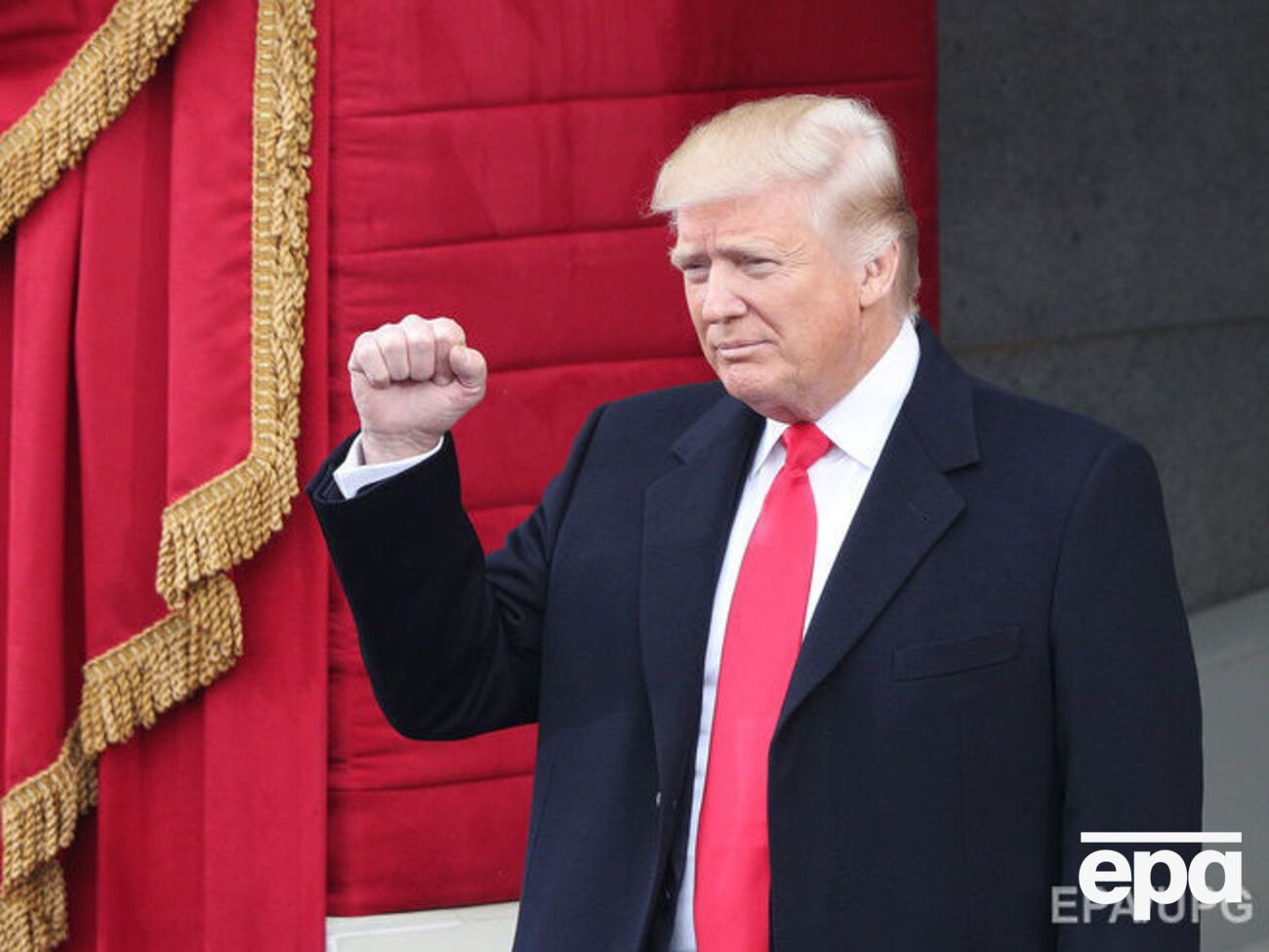 Трамп официально вступил в должность президента США