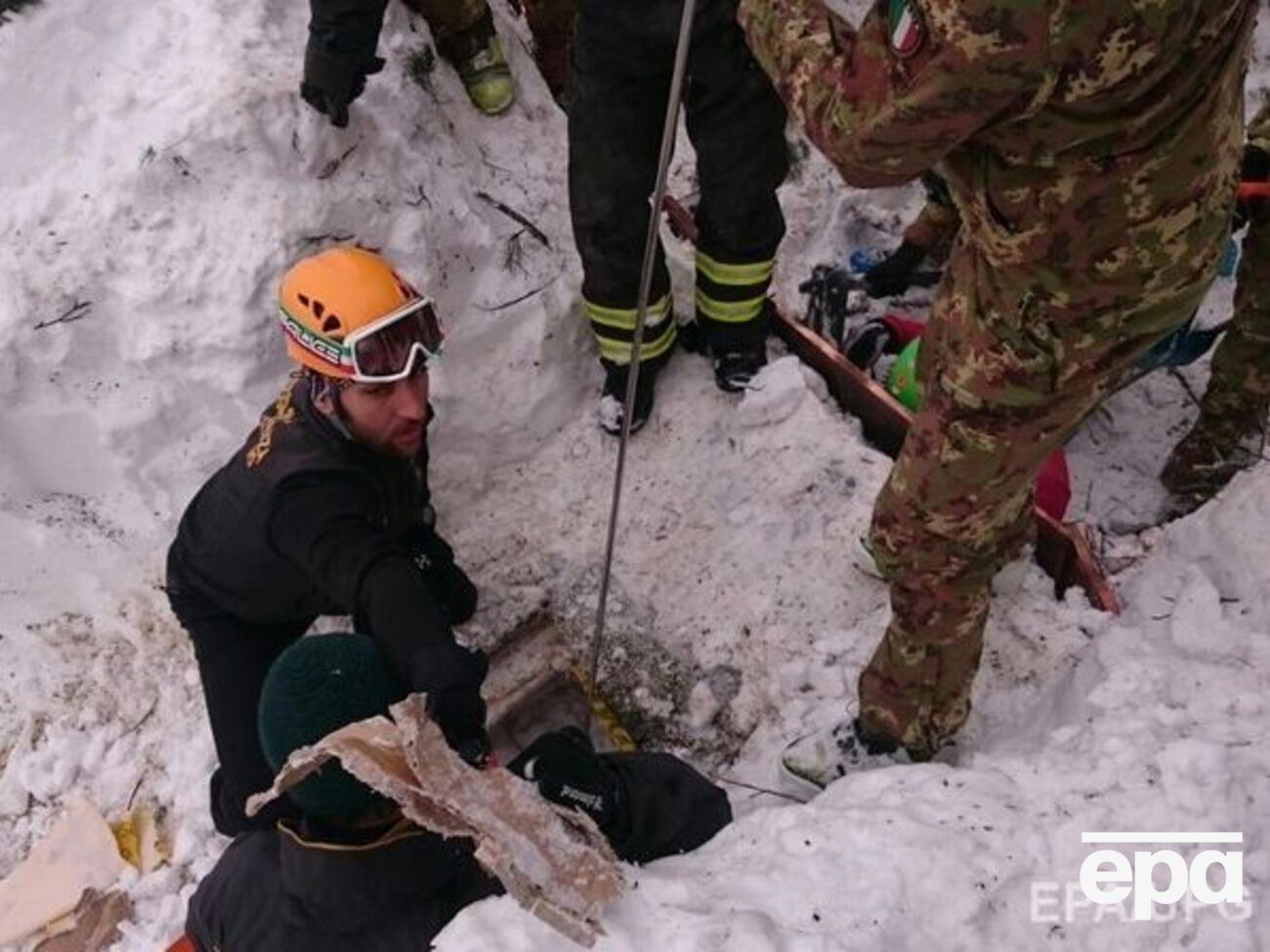 Продолжаются спасательные работы в заваленном снежной лавиной итальянском отеле