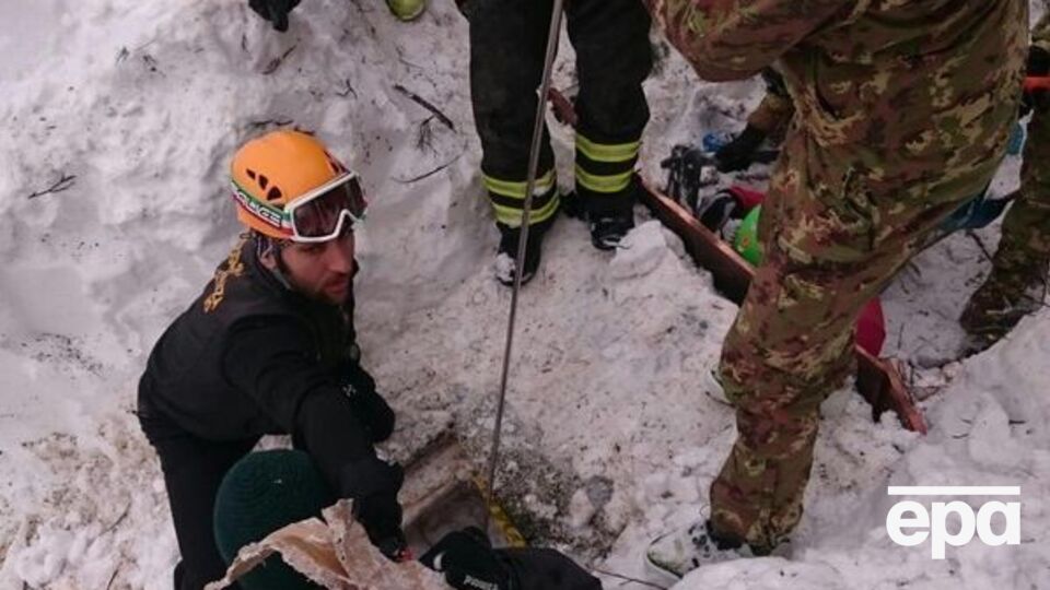 Продолжаются спасательные работы в заваленном снежной лавиной итальянском отеле