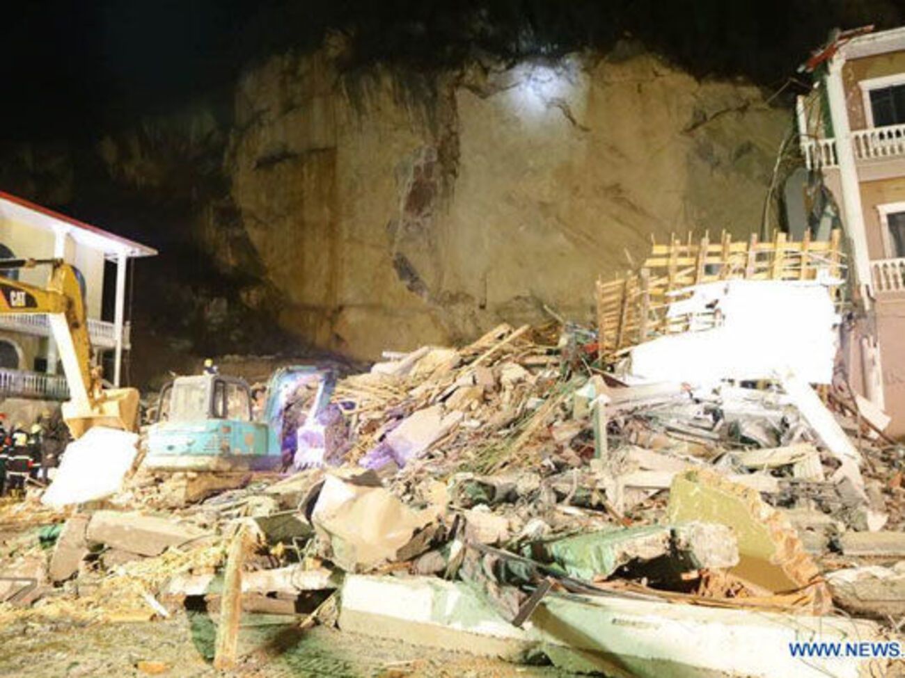 Оползень разрушил отель в Китае