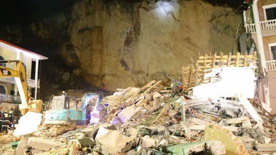 Оползень разрушил отель в Китае