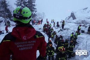 Спасатели продолжают искать выживших под завалами снега