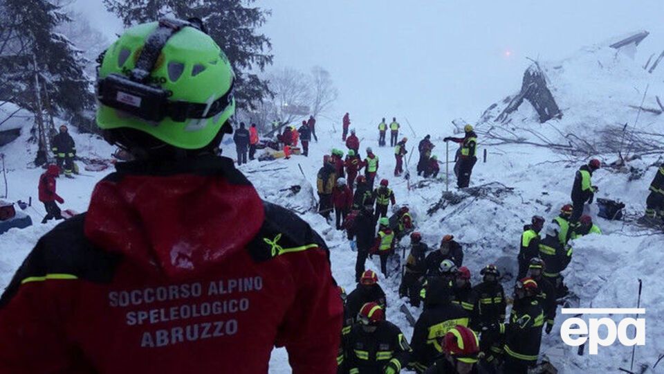 Спасатели продолжают искать выживших под завалами снега