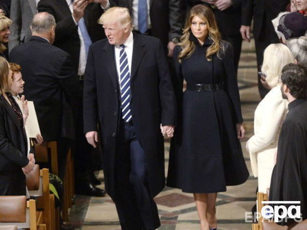 Трамп со своей семьей посетил межконфессиональный молебен