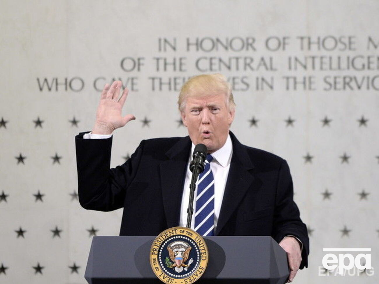 Трамп обратился к разведке: Я люблю вас, уважаю вас, я никого не уважаю так, как вас