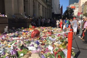 Жители Мельбурна приносят цветы к месту аварии, чтобы почтить память погибших