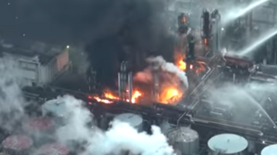 Завод загорелся в 16.00 по местному времени