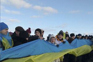 К Киеве активисты образовали живую цепь к 98-й годовщине Акта воссоединения