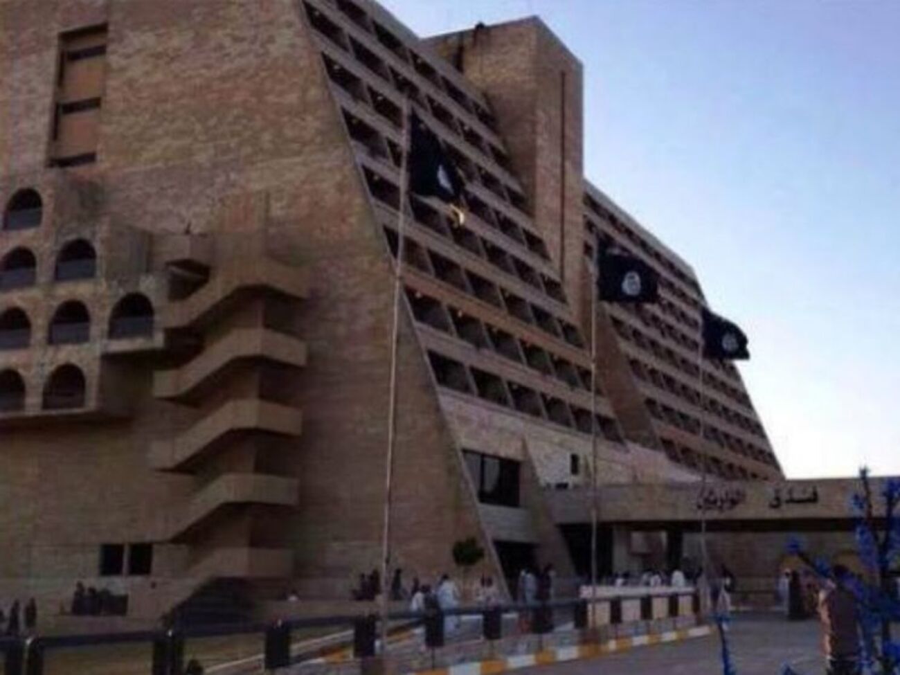 Отель находится поблизости от реки Тигр, которая делит пополам второй по величине города Ирака Мосул