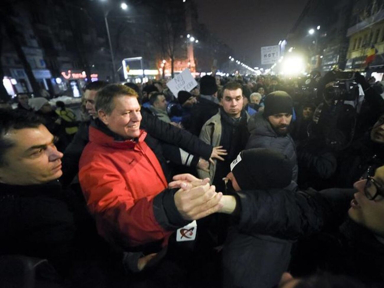 Президент Йоханнис общается с участниками протестов в центре Бухареста