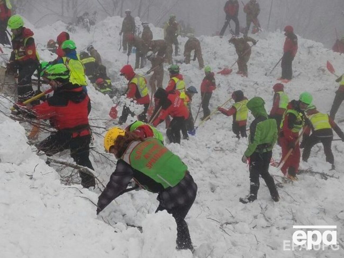 Спасателям понадобилось 58 часов, чтобы добраться до туристов, заблокированных в отеле