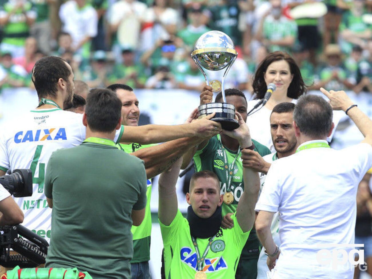 Южноамериканский кубок в руках выживших футболистов "Шапекоэнсе"