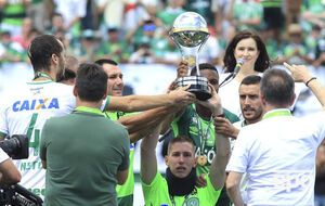 Южноамериканский кубок в руках выживших футболистов "Шапекоэнсе"